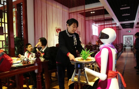 欧铠美女机器人服务员现身泰城餐厅 唱歌、送菜啥都行