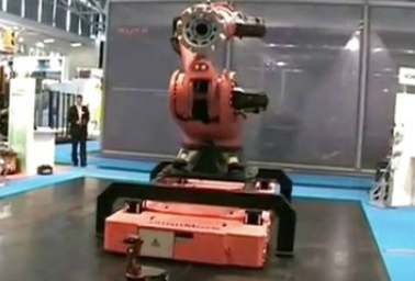 KUKA KR Titan，KUKA omniMove——三者同台献艺