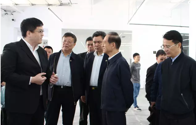 政协副主席韩启德视察怡丰机器人，要求推广“智能停车”