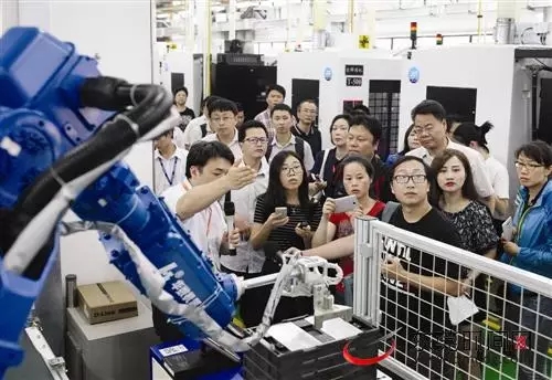 探访莞企智能车间 机器人同时应对9种产品！