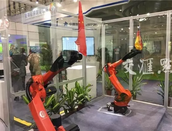 不可思议！微信上打字就能控制工业机器人