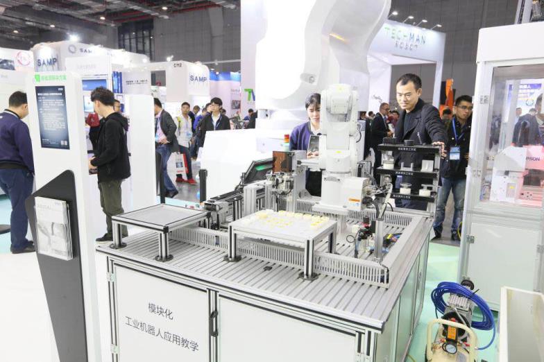 爱普生工业机器人多领域创新方案亮相2017中国国际工业博览会，助力中国智能制造