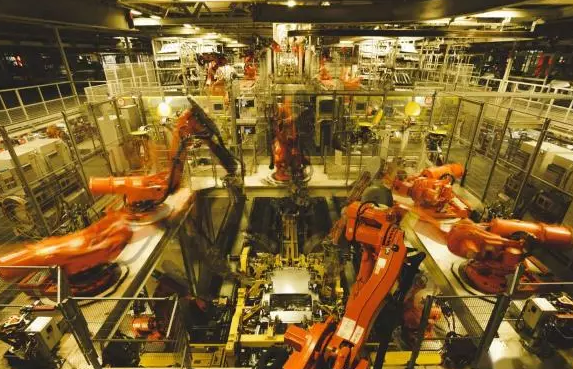 实拍华晨宝马工厂，1800个工业机器人