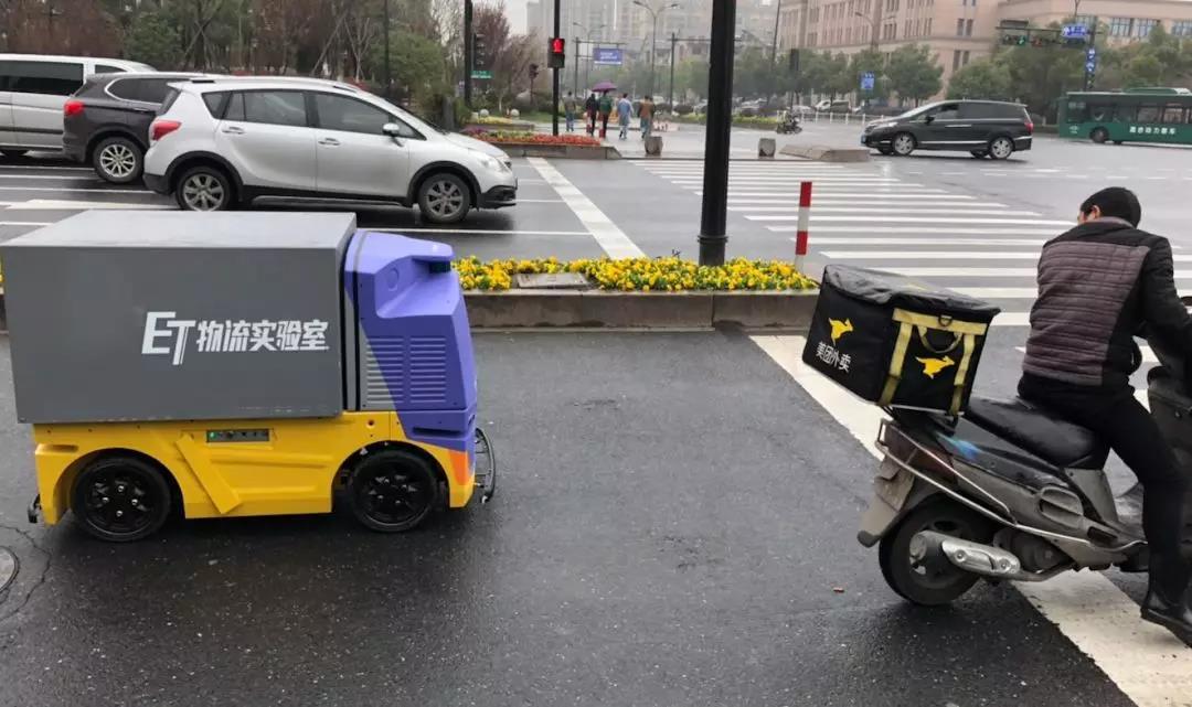 菜鸟配送机器人年内投入商用！下一步要研发无人卡车？