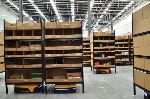 山东首家机器人仓投入使用：50个机器人配合 现场似科幻大片