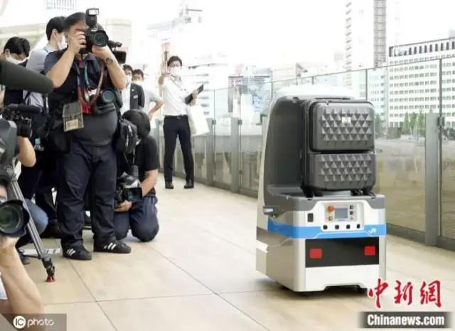 日本打造“未来车站” 消毒、送餐机器人齐上岗