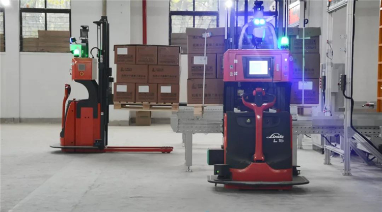 室外牵引AGV+无人叉车——全球500强石化工厂柔性物流方案详解