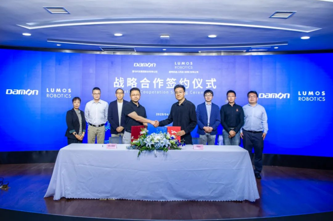 赛博格重载机器人 R01 亮相 WAIC 2025，共探高危行业 “中国方案”